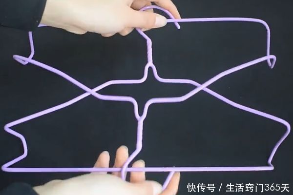 2个衣架折一折绑在一起,放在家里超实用,解决了家家户户的难题