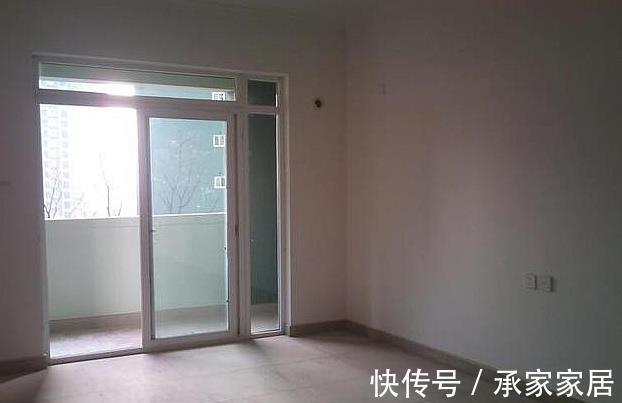 客厅|46平的公租房,没有卧室床直接放客厅,保证你们没见过!