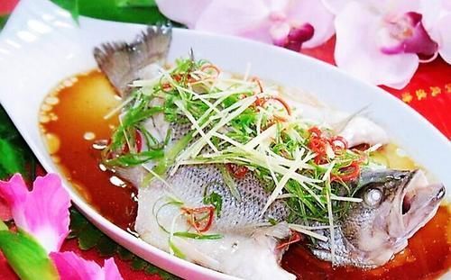 做清蒸鱼,放盐放料酒就错了,大厨教你正确方法,鱼肉鲜嫩还不腥