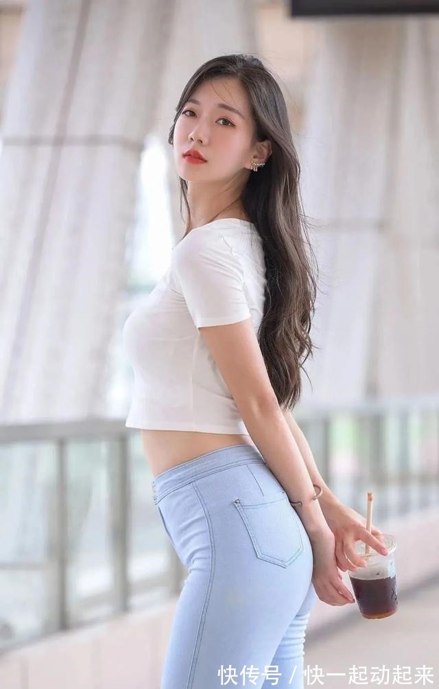 身材比例 白色短款短袖,搭配淡蓝色高腰小脚牛仔裤,穿出黄金身材比例!
