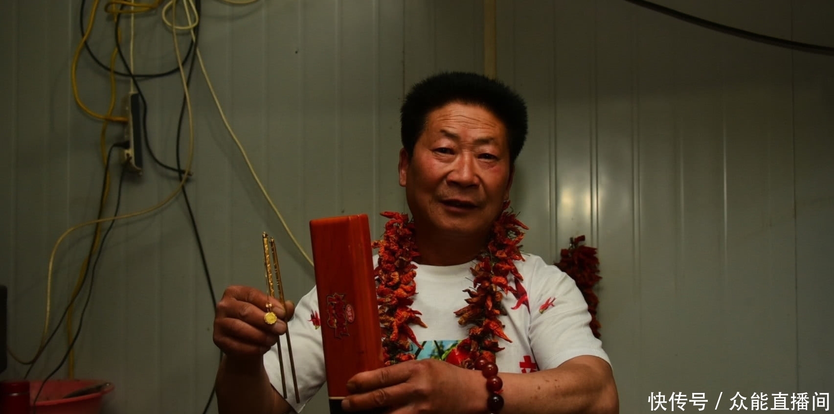 奇闻:国内最能吃辣的人,能将辣椒当饭吃,地里的辣椒无人敢偷