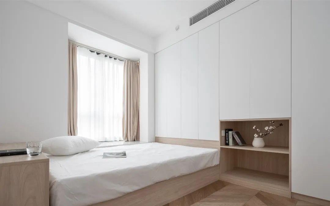 床头柜|卧室太小放不下床头柜?学学人家这样设计,比床头柜还实用!