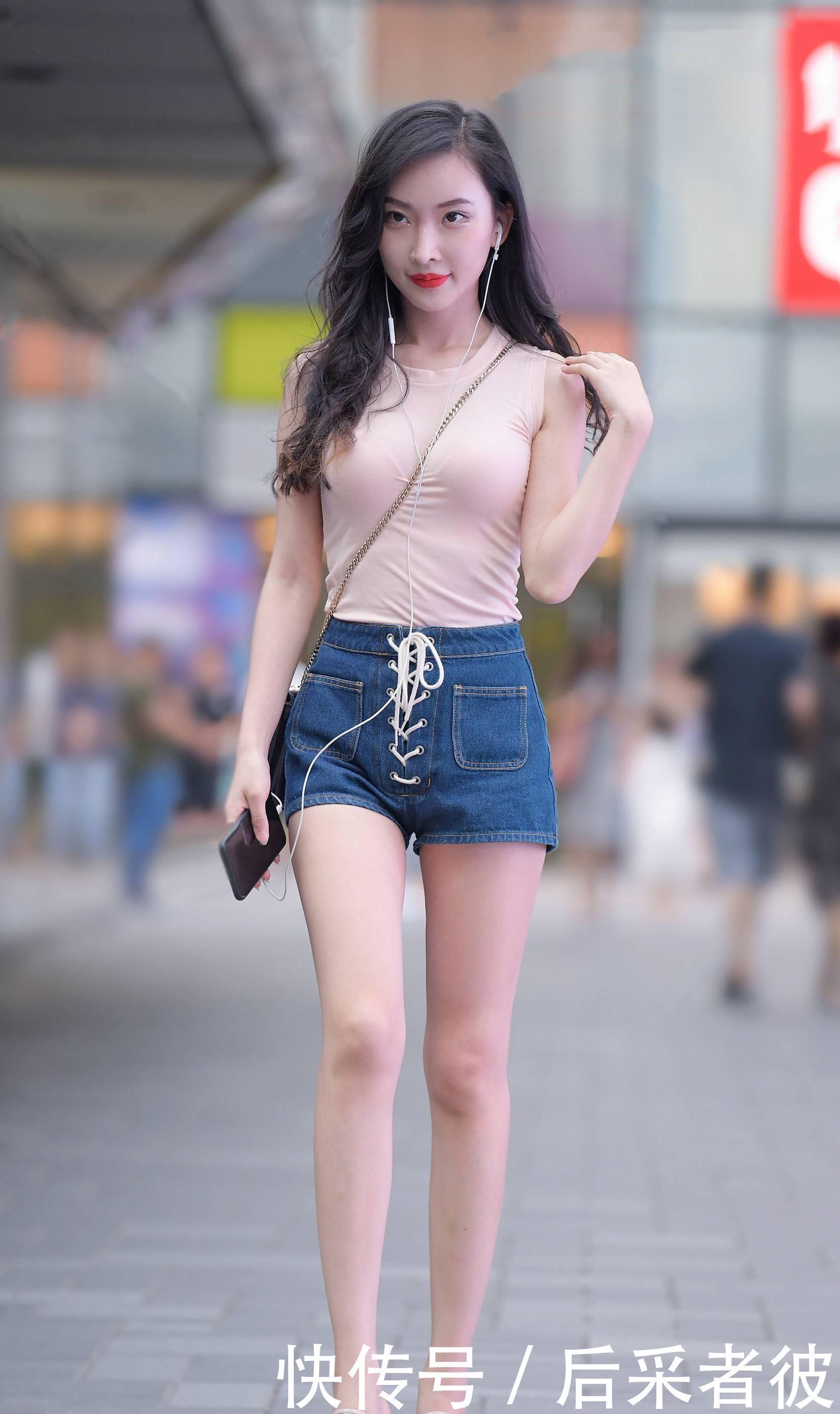 牛仔短裤加上拉绳设计,搭配穆勒鞋,凸显小蛮腰还打造大长腿