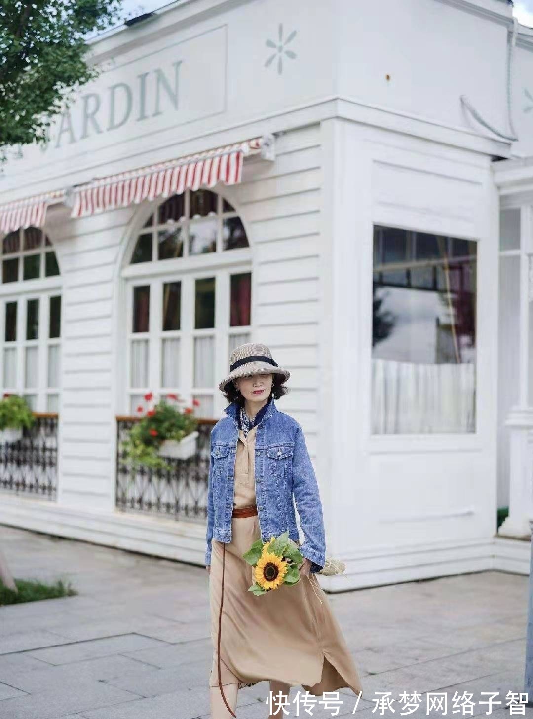 服装|看完中外两位“大龄奶奶”穿搭,才明白什么叫“美人在骨不在皮”