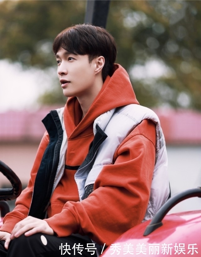 黄磊冲张艺兴丢“蚯蚓”,他下意识的反应太萌,不是29岁该有的