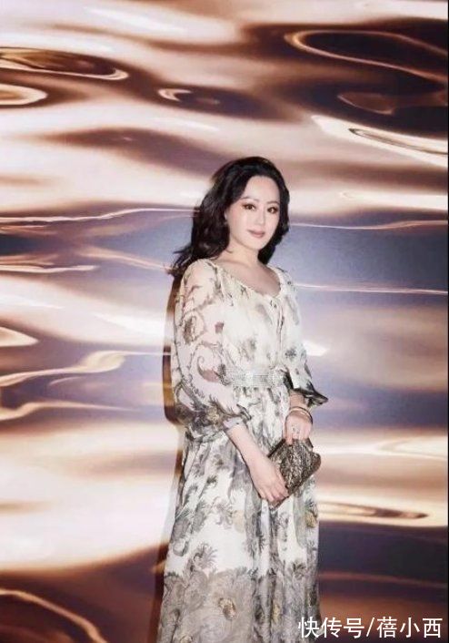 穿搭|章小蕙就算低调也满身尤物气场，穿印花裙配长卷发，妥妥的贵妇感