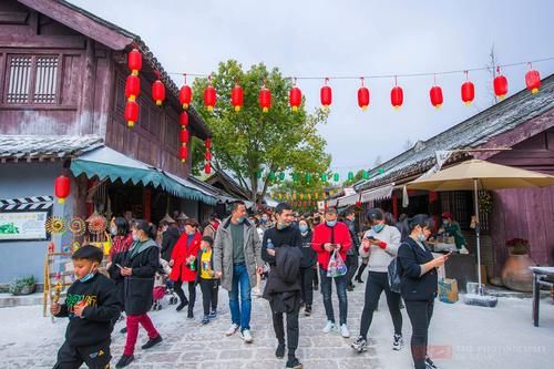 屋檐、地面雪白一片，大朵“雪花”从天而降，浙江宁波下雪了