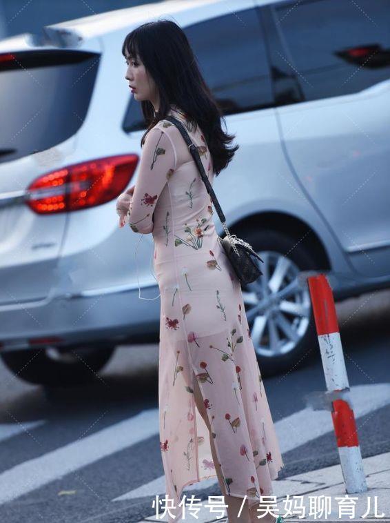 血色|小白鞋搭配修身碎花裙,优雅时尚,满满的青春少女感