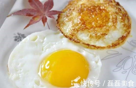 老少皆宜|煎荷包蛋有窍门，别再直接下锅了，多做1步，鸡蛋更香嫩，不粘锅