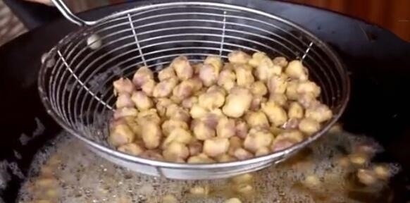 花生里加1个鸡蛋,原来这么好吃,我家常做来吃,放一个月都不坏