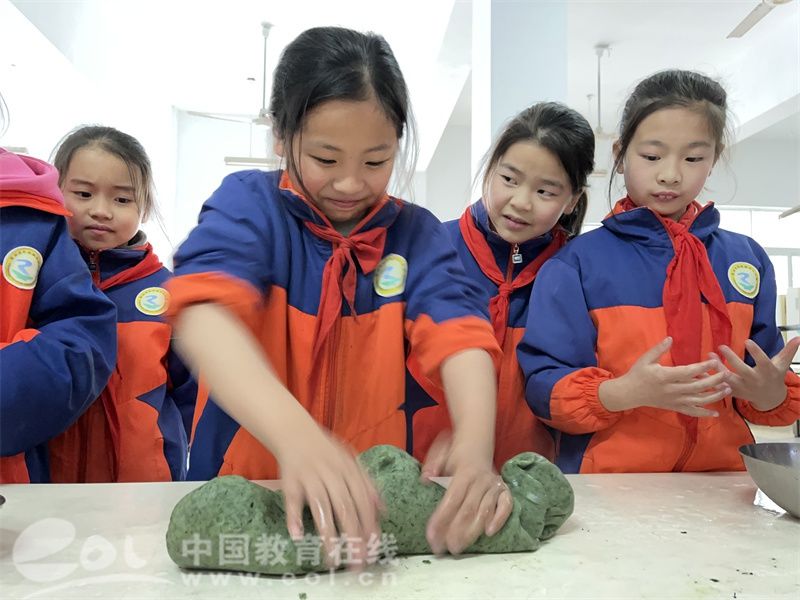 做艾粿 传民俗 寄思情 常山县招贤小学四年级组开展清明节实践活动