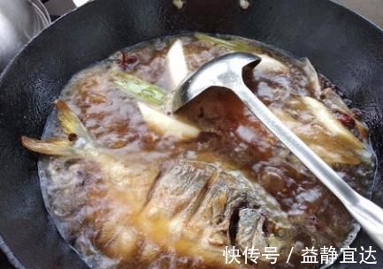 吃法|炖鱼时，别只放料酒，多加“2种料”，鱼肉鲜嫩入味，腥味全无