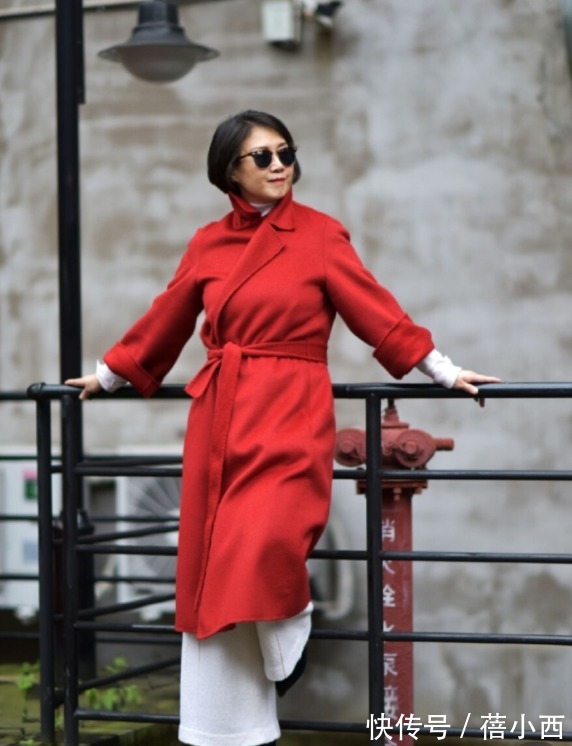 女人|年过40的女人要怎么穿才得体?一看版型、二看搭配,早学早有气质