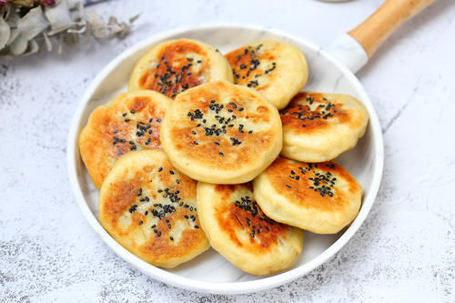 山药加紫薯做成松软小饼，营养翻倍有益身体健康，比包子馒头简单