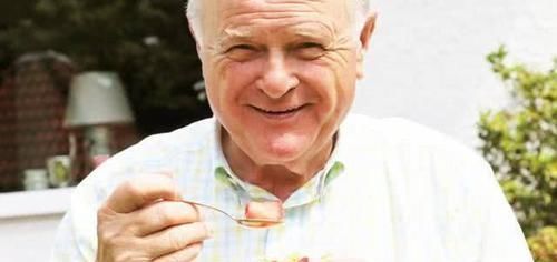 很多中老年人每天只吃两餐，是不健康的生活方式