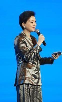 杨澜|52岁杨澜 穿“金属套装”套装,潇洒时尚,气场全开!
