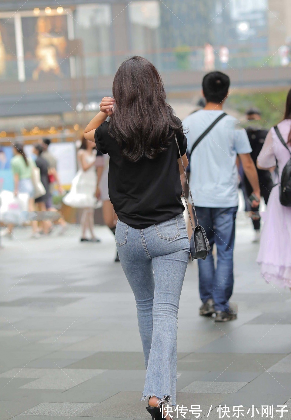 美女|美女的魅力太强,完美的身材搭配迷人的行头,令人莫名的心跳