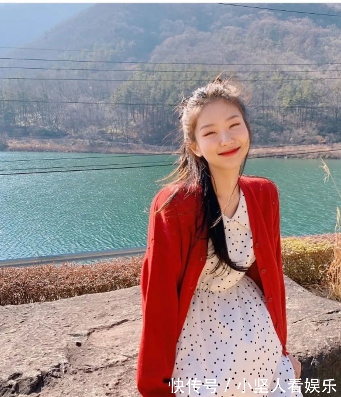 花色 把你的卫衣收起来吧!今年流行穿“奶奶衫”,百搭显瘦还特时髦