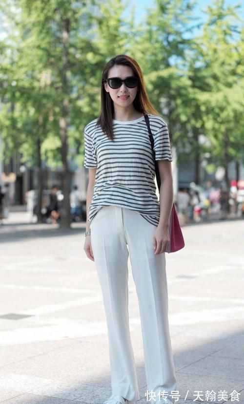 小姐姐|街拍,小姐姐配上一袭披散的微卷短发,非常好看