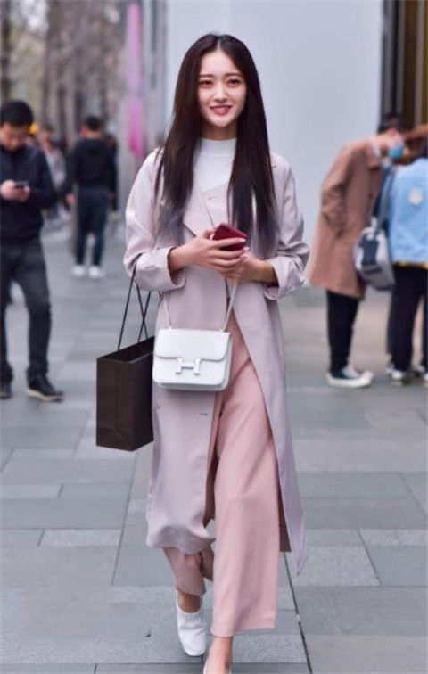 点裙|美女时尚小吊带配斑点裙,身姿曼妙,利落的短发展现不一样的美感