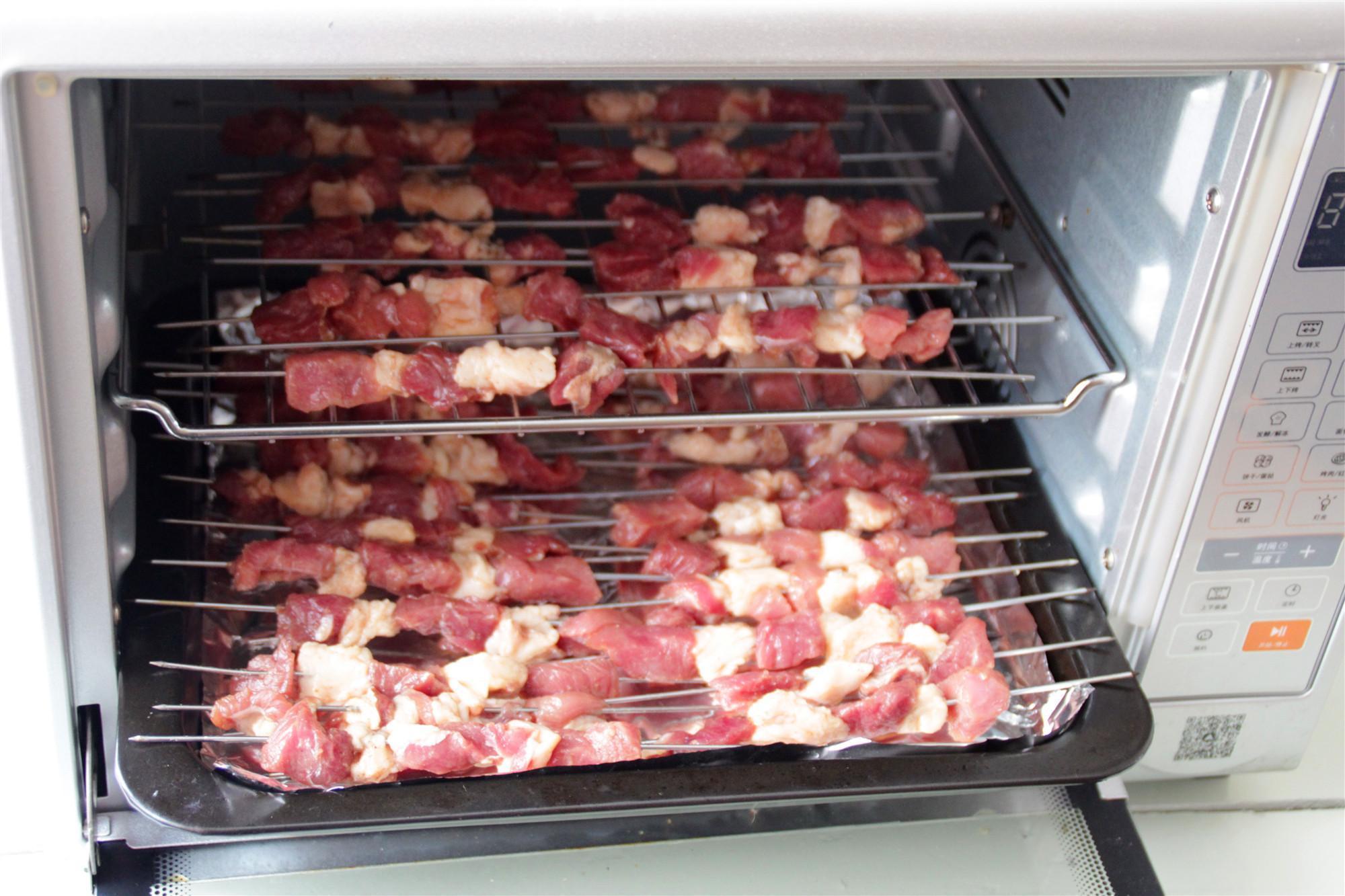 羊肉和孜然是绝配，教你在家烤羊肉大串，味道和烧烤店的一样好吃