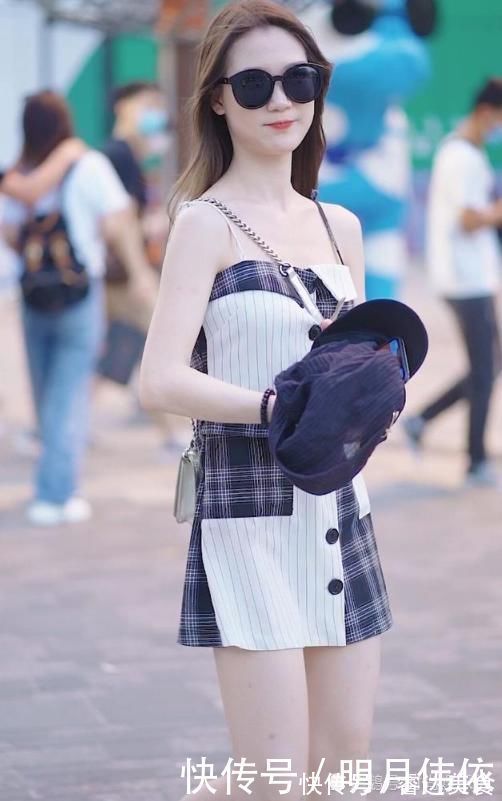 小姐姐 清凉的夏日时尚界穿搭模板,就连打电话的样子都很霸气,你学会了吗