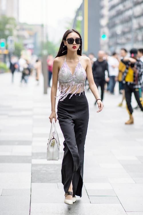 路人街拍穿得很清凉的黑长直美女,不怕别人扯带子吗