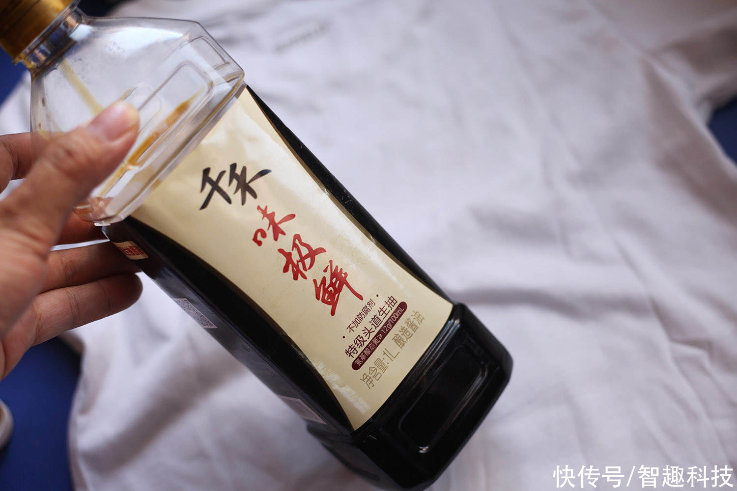 衣服|倒咖啡倒酱油测试白T恤，真的不会脏