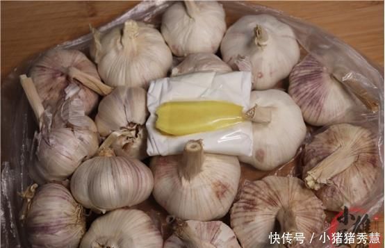 存放|不管多难存放的大蒜,只要撒一把,放久都不干瘪发芽,方法太赞了