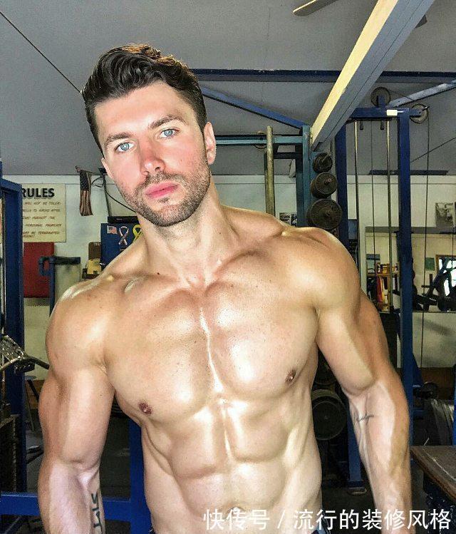 健身者|不要总认为练出八块腹肌很难,只需一张凳子坚持训练就可以实现