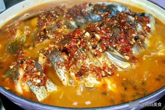 降温了，在家秘制一锅鱼头煲，鲜香入味又下饭，上桌夫妻俩抢着吃