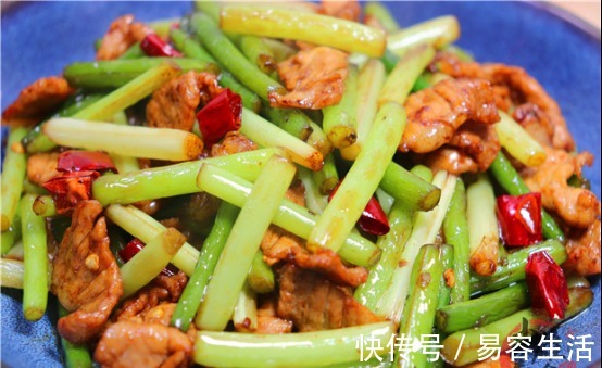 正确做法|炒蒜苔时,最忌焯水和过油了,教你正确做法,比饭店做的还好吃!