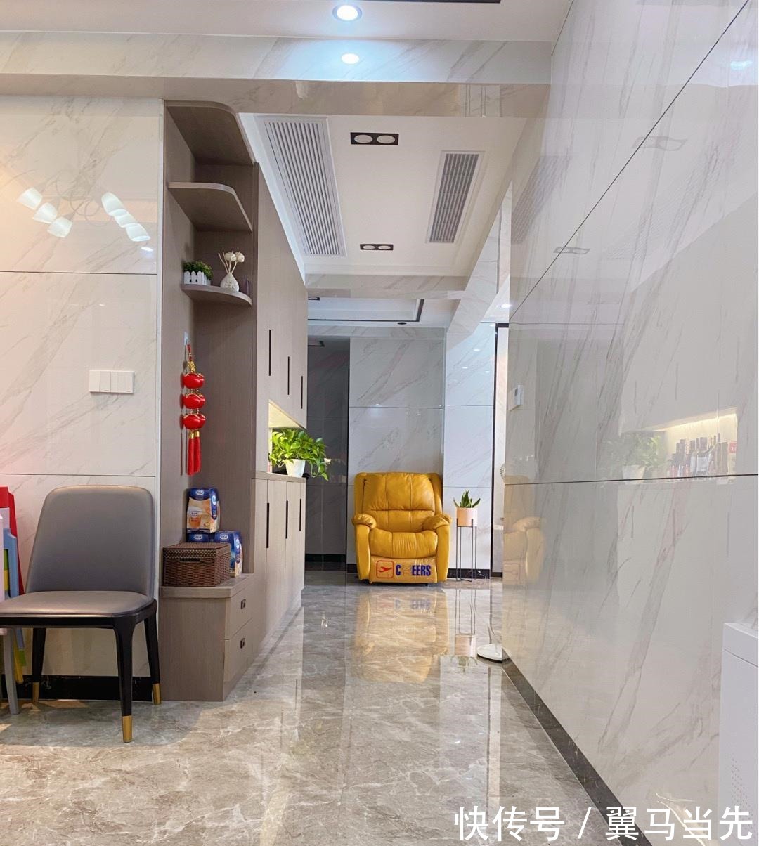 瓷砖|晒晒刚入住的新房,客餐厅瓷砖上墙大气,搭配浅灰地板特别耐脏!