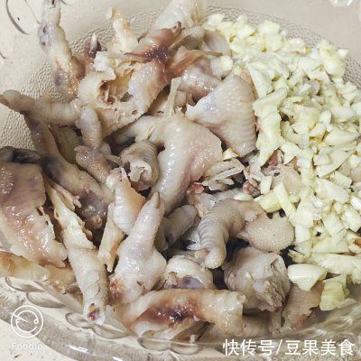 网红名吃酸辣鸡爪，看剧必备还超级简单