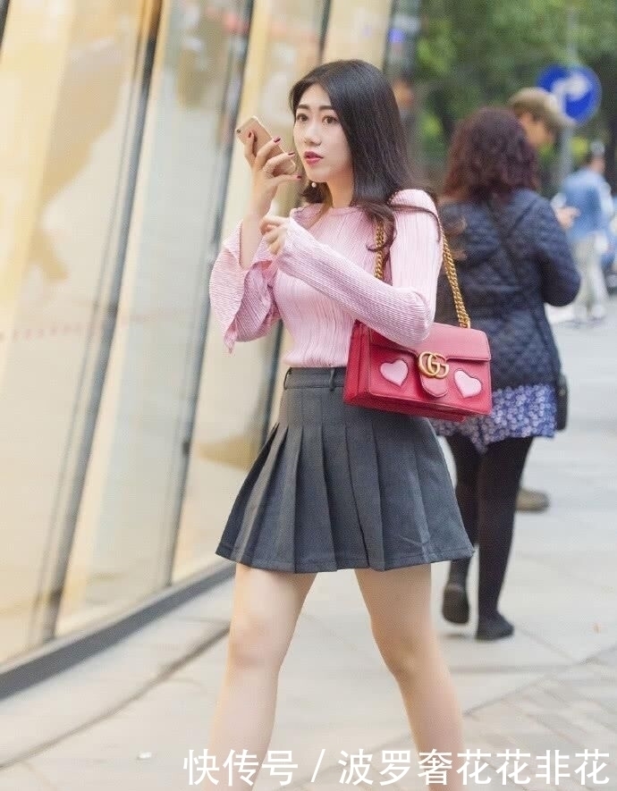 字裙 相较于“A字裙”,百褶裙却占尽了优势,成为大家口中的香饽饽!