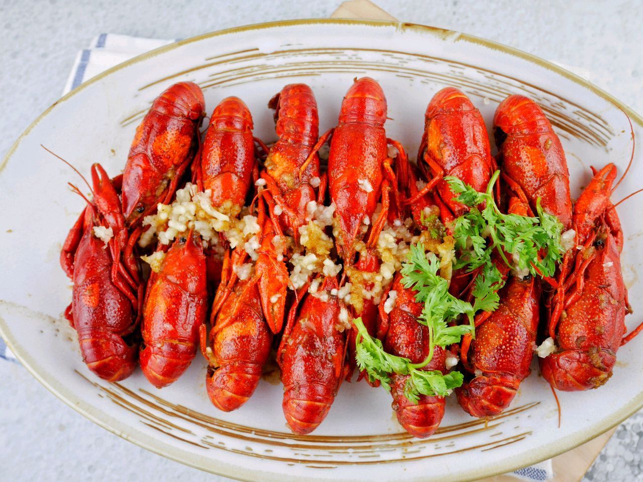 买回来2斤小龙虾，做成蒜蓉口味的，香味浓郁真好吃！