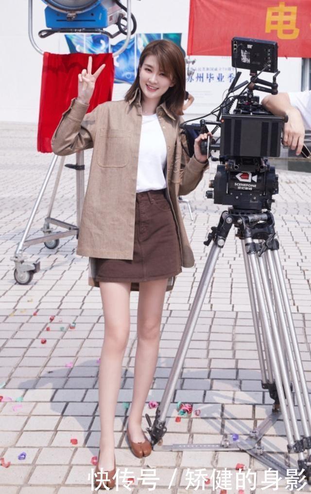 小白鞋不流行了,今年秋天火了这双“马蹄鞋”,时髦个性还显高