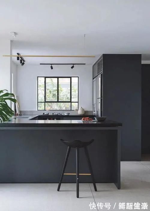 墙面处|窗边这样设计,一边悬空书桌做书房,另一边卡座做休闲区,省30平