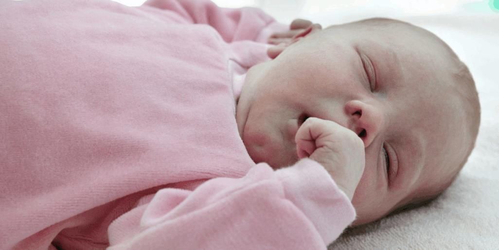 行为|月子期,若孩子出现这3种行为,多半说明智商很高,宝妈偷着乐吧