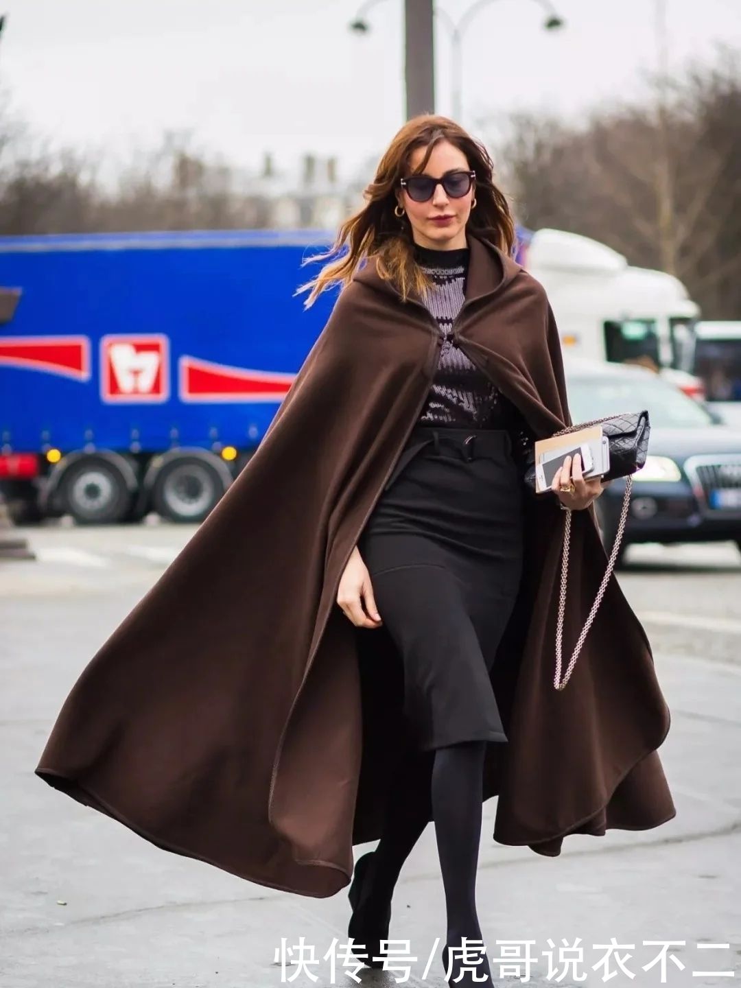 冬末别总穿基础款大衣，斗篷式大衣才是时尚C位，遮肉显瘦大气场