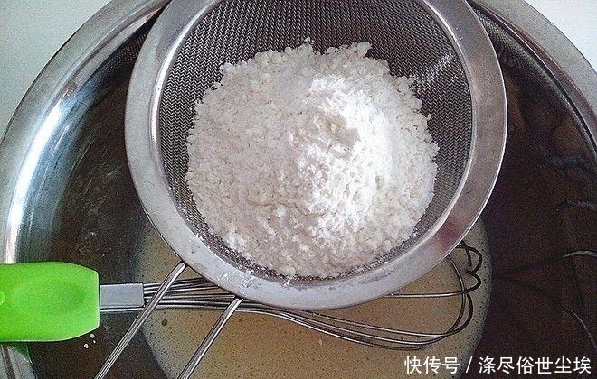 松软香甜的班兰椰香马来糕,做法详细步骤简单,配方毫无保留告您