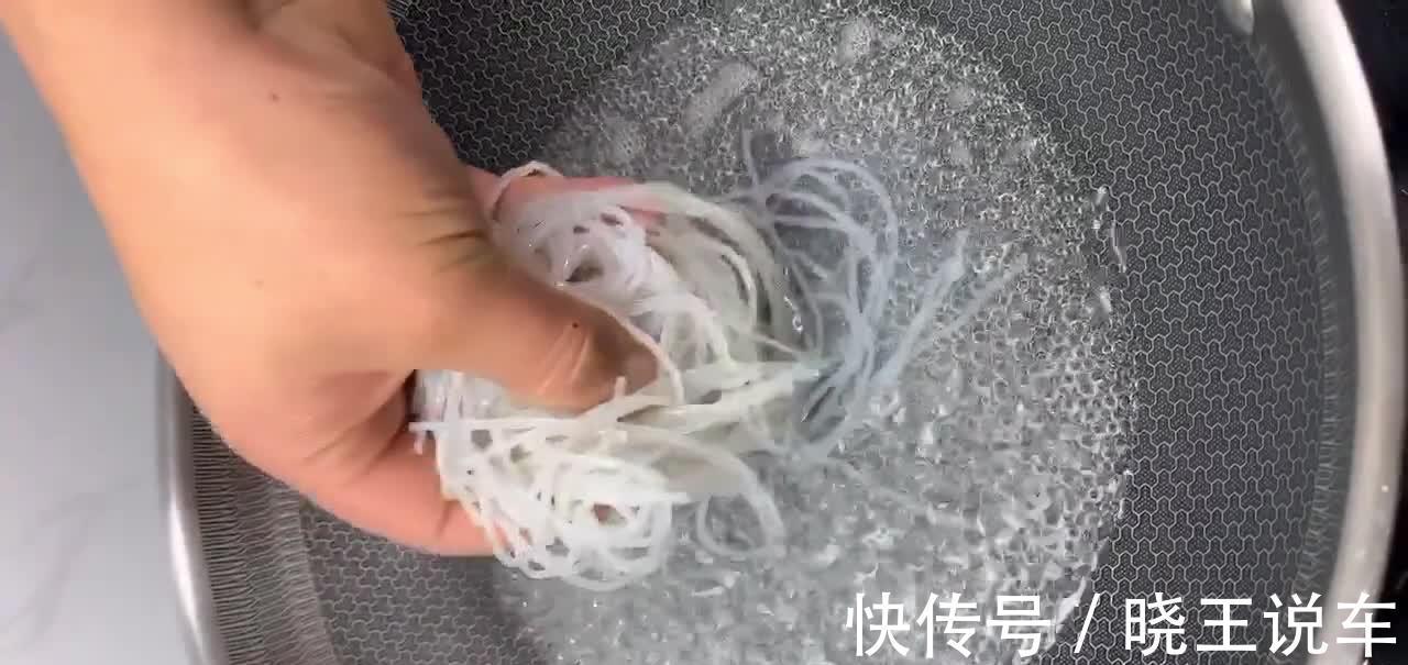 豆芽怎么做好吃？试试家常版炒合菜，鲜香味美酥脆诱人