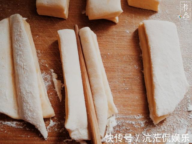 面粉|在家炸油条详细解析提前一天用温牛奶和面，下锅前必须使劲拉扯
