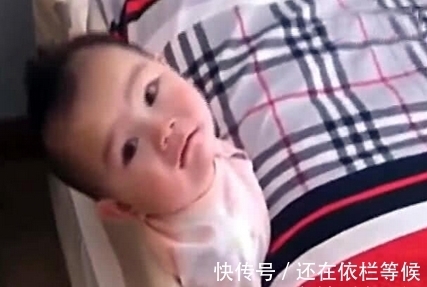 宝宝|宝宝被床围卡住了,但是妈妈只顾着拍照,宝宝心有余而力不足