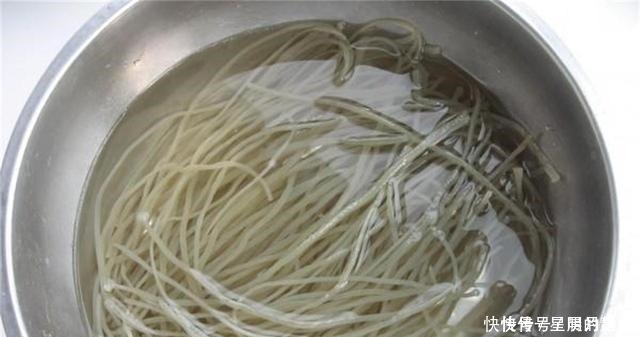 家里有粉条的,快用水泡5分钟,出现这种情况立马扔掉,千万别吃