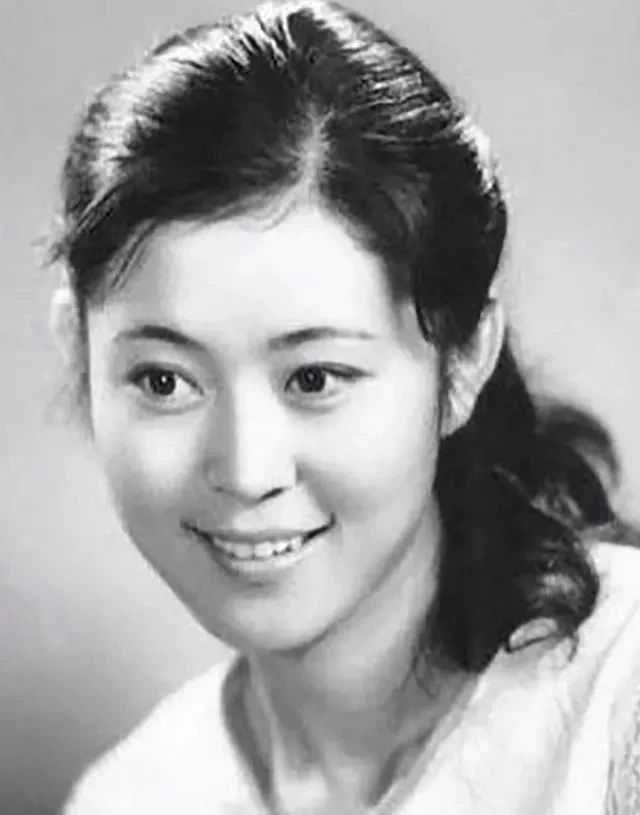 字形&倪萍的书法可不是闹着玩的,行书沉着厚重,行云流水,有米芾神韵