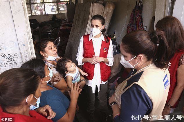 莱蒂齐亚|西班牙王后深入民间,扎马尾辫显精神,眉宇间露担忧之色