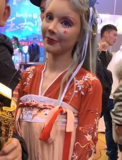 真人芭比|“汉服”谁穿谁好看当迪丽拉穿在身上的那一刻，网友拔刀吧