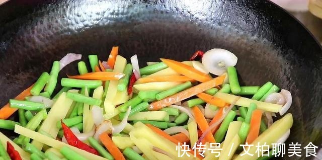干辣椒|面条别再煮着吃,教你一个新吃法,比大鱼大肉过瘾,一锅不够吃
