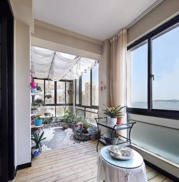 阳台上|同样是阳台,这样装修不仅实用还漂亮,别再把阳台变“晾晒台”了